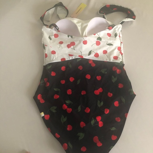 The Ruffle Oasis- 🍒 on Top - Picture 3 of 7